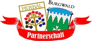 Das Foto zeigt die beiden Wappen der Gemeinden Perbál und Burgwald. Darunter eine Schleife mit der Aufschrift: Partnerschaft